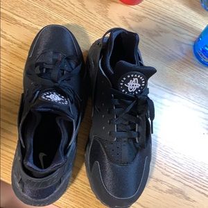 Black nike huaraches